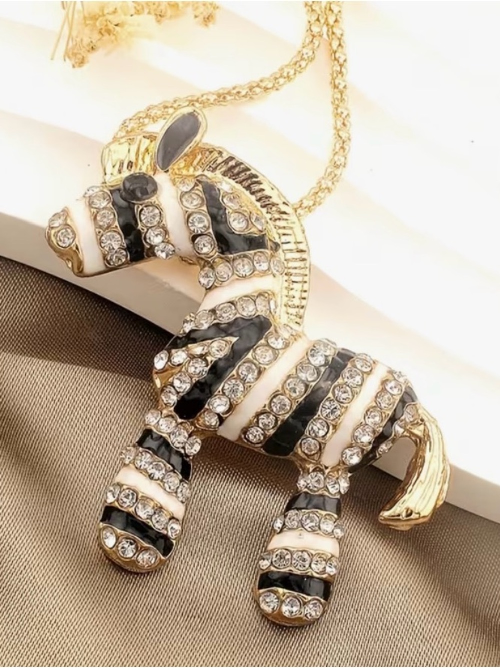 🦓 NEW Betsey Johnson crystal embellished zebra pendant necklace 🦓